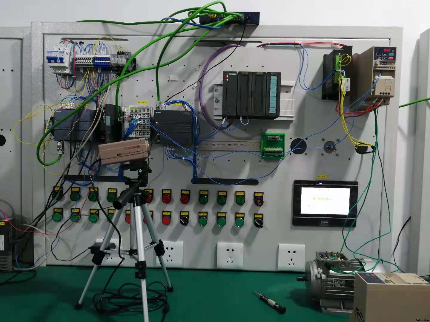 plc实训如何使用数据寄存器延时电路